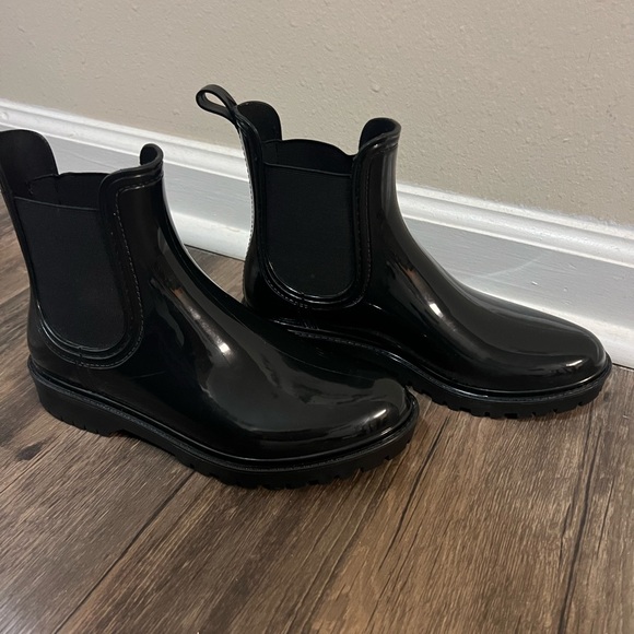 Black women’s Chelsea rain boots. - Picture 3 of 6